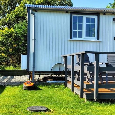 Small Cozy Shepherd Hut 20 By 7 Feet With Boxed In High Double Bed Balmacara Exterior foto
