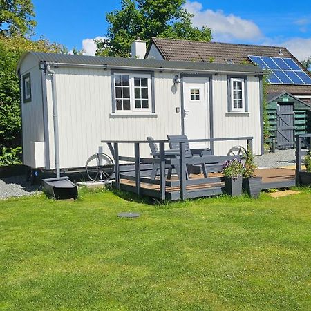 Small Cozy Shepherd Hut 20 By 7 Feet With Boxed In High Double Bed Balmacara Exterior foto