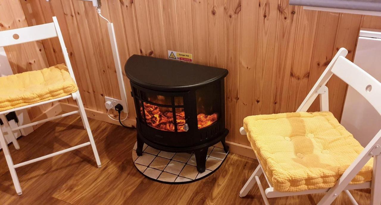 Small Cozy Shepherd Hut 20 By 7 Feet With Boxed In High Double Bed Balmacara Exterior foto