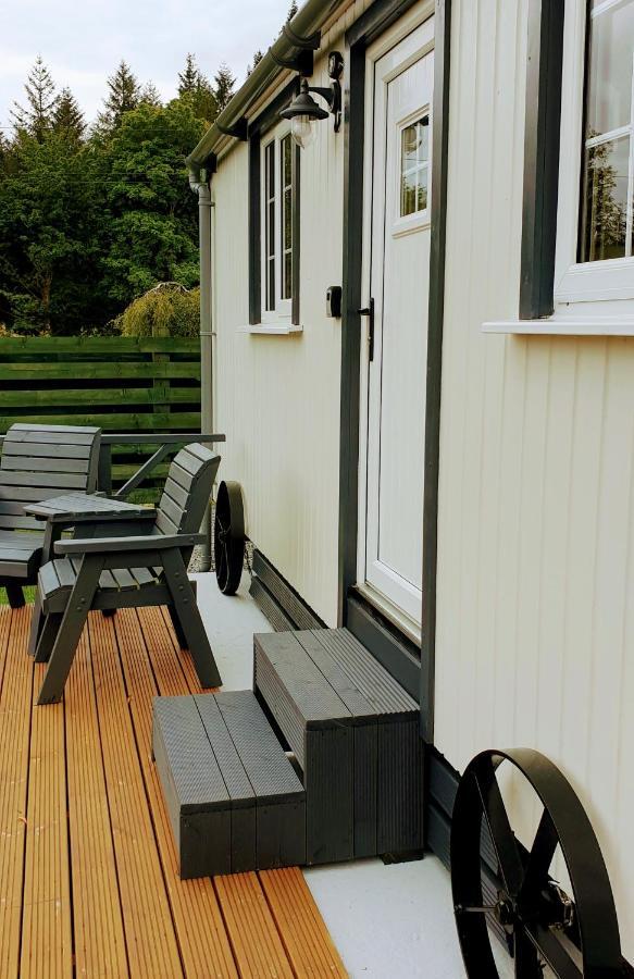 Small Cozy Shepherd Hut 20 By 7 Feet With Boxed In High Double Bed Balmacara Exterior foto