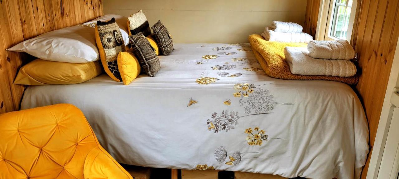 Small Cozy Shepherd Hut 20 By 7 Feet With Boxed In High Double Bed Balmacara Exterior foto