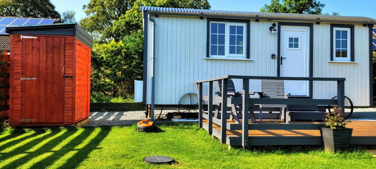 Small Cozy Shepherd Hut 20 By 7 Feet With Boxed In High Double Bed Balmacara Exterior foto